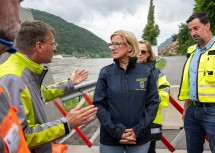 Landeshauptfrau Johanna Mikl-Leitner beim Lokalaugenschein, rechts im Bild Josef Kienesberger, Bürgermeister von Aggsbach-Dorf.