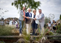 Biogärtner Karl Ploberger, Wolfgang Sobotka (Präsident der „European Garden Association – Natur im Garten International“), Landeshauptfrau Johanna Mikl-Leitner und Reinhard Kittenberger mit der Zeitkapsel, die im neuen Garten „Zeitreise – Zukunft Naturgarten“ vergraben wurde.