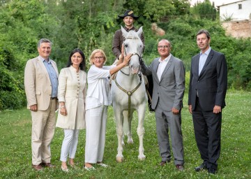 Mit Bereiter und Lipizzaner, von links nach rechts: Erwin Klissenbauer und Sonja Klima von der Spanischen Hofreitschule, Landeshauptfrau Johanna Mikl-Leitner, Bürgermeister Peter Steinbach und als Vertreter des Landwirtschaftsministeriums Sektionschef Günter Liebel.