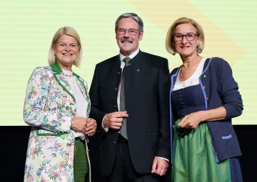 Beim 140. Raiffeisen-Jubiläum in Mühldorf (v.l.): Bundesministerin Klaudia Tanner, Raiffeisenpräsident Erwin Hameseder und Landeshauptfrau Johanna Mikl-Leitner.