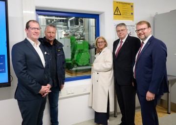 Neues Kraftwerk bei der Firma KremsChem: KremsChem Austria CEO Michael Kunz, Bürgermeister Peter Molnar, Landeshauptfrau Johanna Mikl-Leitner, KremsChem Holding CEO Ralph Theuer und Vizebürgermeister Florian Kamleitner.