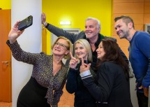 Landeshauptfrau Johanna Mikl-Leitner beim Erinnerungs-Selfie mit den Seern vor ihrem Auftritt.