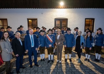 Empfang der Landeshauptfrau anlässlich 850 Jahre Thaya. Im Bild von links nach rechts: Bundesrätin Viktoria Hutter, Vizebürgermeister Franz Strohmer, Bürgermeister Eduard Köck, Landeshauptfrau Johanna Mikl-Leitner und Bezirkshauptfrau Manuela Herzog mit den Mitgliedern der Blasmusik Thaya. 