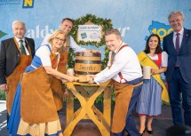 Fritz Weber (Waldviertel Tourismus), Landeshauptfrau Johanna Mikl-Leitner, Landesrat Jochen Danninger, Bürgermeister Michael Ludwig, Hopfenprinzessin Vanessa und Karl Schwarz (Privatbrauerei Zwettl; v.l.n.r.)