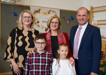 Beim Festakt zu 30 Jahre Volksschule Höflein mit zwei der Volksschulkinder, die die Feier mit Darbietungen gestalteten (v.l.n.r.): Direktorin Renate Zwickelstorfer-Herl, Landeshauptfrau Johanna Mikl-Leitner und Bürgermeister Otto Auer.