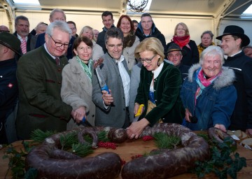 Landeshauptfrau Johanna Mikl-Leitner eröffnet den 46. Blunzenkirtag in Großau-Bad Vöslau traditionell mit dem Anschnitt der „Riesenblunze“, unterstützt von (v.l.n.r.) Christoph Kainz, Landtagsabgeordneter und Bürgermeister von Pfaffstätten, Bezirkshauptfrau Verena Sonnleitner, dem Bad Vöslauer Bürgermeister Christian Flammer und Kurdirektorin i.R. und Organisatorin des Kirtags Maria Haarhauer.