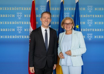 Landeshauptfrau Johanna Mikl-Leitner mit dem französischen Botschafter in Österreich Matthieu Peyraud.