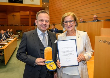 Landeshauptfrau Johanna Mikl-Leitner überreichte Kultusrat MMag. Elie Rosen das „Goldene Komturkreuz des Ehrenzeichens für Verdienste um das Bundesland Niederösterreich“. 