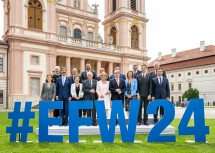 28. Europa-Forum Wach in Stift Göttweig – im Bild (1. Reihe v.l.n.r.) Valentina Superti (EU Generaldirektorin Nachbarschaftspolitik und Erweiterung), Jurai Blanar (Außenminister Slowakei), Donika Gervalla-Schwarz (Außenministerin Kosovo), Josep Borrell Fontelles (Hoher Vertreter der EU für Außen- und Sicherheitspolitik und Vizepräsident der Europäischen Kommission), Landeshauptfrau Johanna Mikl-Leitner, Außenminister Alexander Schallenberg, Tanja Fajon (Außenministerin Slowenien), Marko Duric (Außenminister Serbien), Bujar Osmani (Außenminister Nordmazedonien). (2. Reihe v.l.n.r.) Abt Columban Luser, Igli Hasani (Außenminister Albanien), Elemdin Konakovic (Außenminister Bosnien und Herzegowina), Gordan Grlic-Radman (Außenminister Kroatien), Jan Lipavsky (Außenminister Tschechien), Filip Ivanovic (Außenminister Montenegro) und der Präsident des Europa-Forum Wachau Martin Eichtinger.