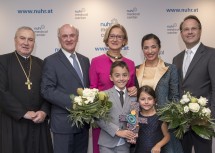 Probst Maximilian Fürnsinn, Landeshauptmann a. D. Erwin Pröll, Landeshauptfrau Johanna Mikl-Leitner, Mayra Nuhr, Prof. Martin Nuhr und die Kinder Leon und Luna (v.l.n.r.)