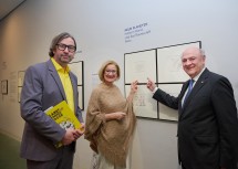 Landeshauptfrau Johanna Mikl-Leitner mit Michael Pammesberger und Landeshauptmann a.D. Erwin Pröll bei der Besichtigung der Ausstellung „Planet Pammesberger“.