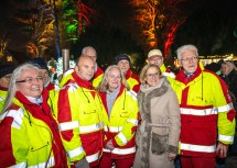 Landeshauptfrau Johanna Mikl-Leitner mit Kolleginnen und Kollegen der Wasserrettung St. Pölten bei „Weihnachten im Park“.