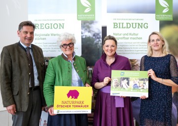 Naturparke wie der Naturpark Ötscher Tormäuer stärken Niederösterreichs Regionen (v.l.n.r.): Werner Krammer (Obmann Verein Naturparke Niederösterreich, Bgm. Waidhofen/Ybbs), Claudia Kubelka (Vize-Präsidentin Verband der Naturparke Österreichs, Bgmin Annaberg), Naturschutz-Landesrat Susanne Rosenkranz und Sandra Klingelhöfer (Leiterin der Naturschutzabteilung des Landes Niederösterreich).