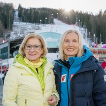 Landeshauptfrau Johanna Mikl-Leitner und ÖSV-Präsidentin Roswitha Stadlober vor der Weltcup-Piste am Semmering.