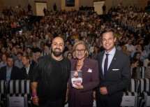(v.l.) Keynote Speaker Ali Mahlodji, Landeshauptfrau Johanna Mikl-Leitner und Bildungsdirektor Karl Fritthum begrüßten rund 700 neue Landeslehrerinnen und Landeslehrer.