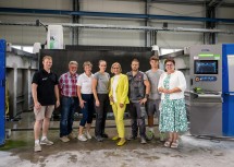 Gruppenfoto beim Betriebsbesuch (v.l.n.r.): Florian, Günter und Andrea Leitner mit Anna Stiefsohn, Landeshauptfrau Johanna Mikl-Leitner, Daniel Biber, Manuele Gherman und Bürgermeisterin Michaela Hinterholzer.