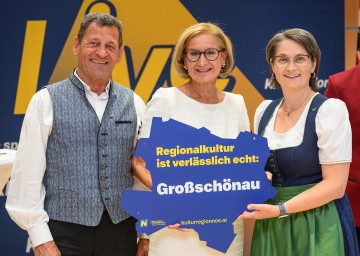 (v.l.) Franz Posch, Landeshauptfrau Johanna Mikl-Leitner und Elisabeth Wachter, Bürgermeisterin Großschönau.