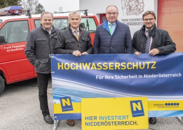 Im Bild von links nach rechts: Bundesrat Eduard Köck, Bürgermeister Robert Altschach, LH-Stellvertreter Stephan Pernkopf und Norbert Knopf (Leiter Abteilung Wasserbau)