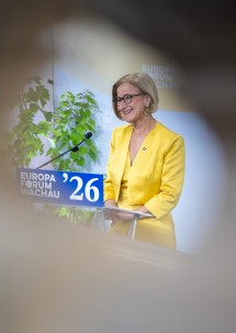 Landeshauptfrau Johanna Mikl-Leitner bei ihrer Rede auf der Kaiserstiege im Stift Göttweig.