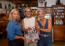 Landeshauptfrau Johanna Mikl-Leitner mit (li.) „Liesl von der Post“ Katharina Straßer und (re.) „Wirtin Rita“ Kristina Sprenger.