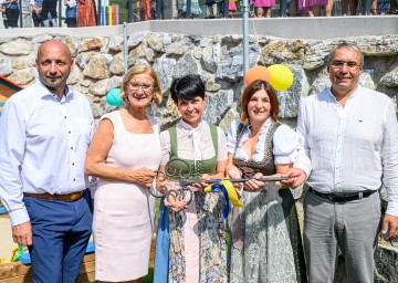 Schlüsselübergabe in der neuen Kleinkinder-Tagesbetreuungseinrichtung in Pöggstall. Im Bild von links nach rechts: Vizebürgermeister Martin Ballwein, Landeshauptfrau Johanna Mikl-Leitner, Kindergartenleiterin Brigitte Spindelberger, Tagesbetreuungsleiterin Maria Lechner und Bürgermeister Helmut Hahn