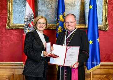 Landeshauptfrau Johanna Mikl-Leitner wurde mit dem „Leopoldskreuz in Gold“, überreicht durch Propst Anton Höslinger, ausgezeichnet.