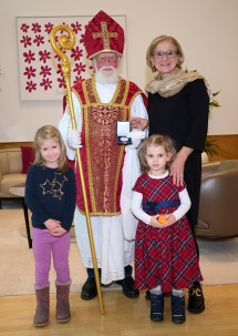 Auch Olivia und Laura aus dem Landhauskindergarten freuten sich über den Besuch des Nikolaus im Büro von Landeshauptfrau Johanna Mikl-Leitner.