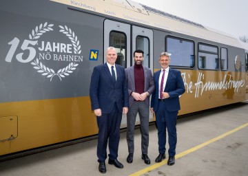 Festakt zu 15 Jahre Niederösterreich Bahnen: NÖVOG Geschäftsführer Michael Hasenöhrl, LH-Stellvertreter und Verkehrslandesrat Udo Landbauer und NÖVOG Geschäftsführer Wolfgang Schroll.