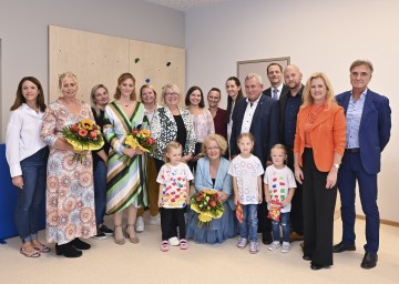 (v.l.n.r.): Carina Ernst, Kindergartenleiterin Heidi Schneider, Julia Landl, Kindergarteninspektorin Doris Bach, Katrin Neuburger, Vizebürgermeisterin Heide Lamberg, Marlene Grabner, Isabelle Senigl-Wegscheider, Annelise Bernegger, Bürgermeister Bernhard Karnthaler, Bezirkshauptmann Markus Sauer, Geschäftsführender Gemeinderat David Diabl, Petra Tanzler, Architekt Karl Scheibenreif und Bildungs-Landesrätin Christiane Teschl-Hofmeister (vorne) mit Nora, Sophie und Milena.