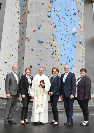 Bezirkshauptmann Norbert Haselsteiner, Vizebürgermeisterin Veronika Schroll, Pfarrer Krzysztof Szklarski, Landesrätin Christiane Teschl-Hofmeister, Landtagsabgeordneter und Bürgermeister Karl Moser und Bürgermeisterin Rosemarie Kloimüller (St. Oswald) vor der neuen Kletterhalle in Yspertal.