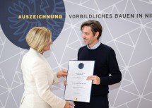 Architekt Mark Neuner von der mostlikely architecture ZT Gmbh in Wien nahm den Preis von Landeshauptfrau Johanna Mikl-Leitner für das Projekt „Two Houses and a Cortyard in Klosterneuburg“ entgegen.