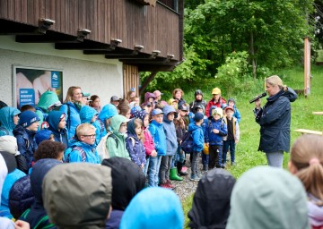 Landesrätin Susanne Rosenkranz mit etwa 100 Volksschulkindern aus der Region und Naturwissensvermittlerinnen in der Naturwerkstatt Jauerling in Wiesmannsreith bei der Präsentation der Tierschützlinge für das Jahr 2024.