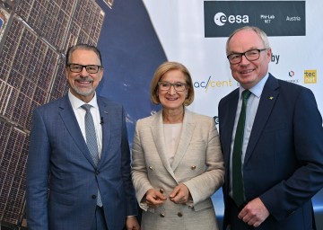 (v.l.n.r.) ESA-Generaldirektor Josef Aschbacher, Landeshauptfrau Johanna Mikl-Leitner und LH-Stellvertreter Stephan Pernkopf bei der Eröffnung des ESA Phi-Lab Austria im April 2024.