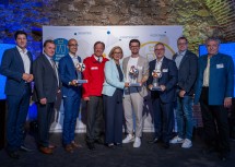 Die Sieger in allen drei Kategorien gemeinsam mit den Trägern und Ehrengästen des TRIGOS NÖ 2025 (v.l.): Marin Skelo (Referent für Bildung und Arbeitsmarkt, IV NÖ), WKNÖ-Präsident Wolfgang Ecker, Forster Metallbau-Geschäftsführer Andreas Grader (Sieger „Klimaschutz“), Rotes Kreuz-Vizepräsident Werner Kraut, Landeshauptfrau Johanna Mikl-Leitner, Fürst Holding GmbH-Geschäftsführer Lukas Fürst (Sieger „Regionale Wertschaffung“), Geschäftsführender Gesellschafter Christof Kastner der KASTNER Service GesmbH (Sieger „Vorbildliche Projekte“, Caritas-Generalsekretär Christoph Riedl sowie UBIT NÖ-Obmann-Stellvertreter Klaus Hochkogler.