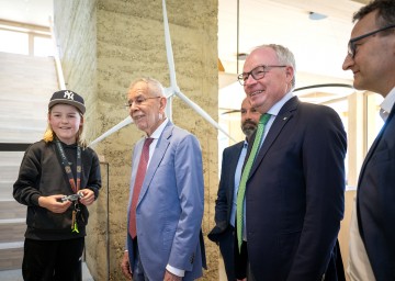 LH-Stellvertreter Stephan Pernkopf und Bundespräsident Alexander van der Bellen beim 30. Jubiläum von Windkraft Simonsfeld