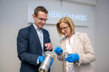 Landeshauptfrau Johanna Mikl-Leitner mit Space-Lock-Geschäftsführer Florian Günther.
