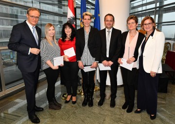 Im Zuge des traditionellen Weihnachts- und Neujahrsempfanges bedankten sich Landeshauptfrau Johanna Mikl-Leitner (r.) und Landesamtsdirektor Werner Trock (l.) bei den Mitarbeiterinnen und Mitarbeitern für hervorragende Leistungen im zu Ende gehenden Jahr 2019.