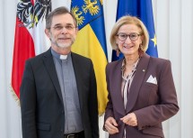 Landeshauptfrau Johanna Mikl-Leitner mit dem neuen Erzbischof von Wien, Josef Grünwidl.