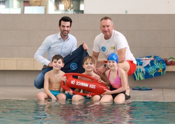 LH-Stellvertreter Udo Landbauer und Toni Pfeffer mit den „Schwimm Kids“ Lio, Filip und Jana.