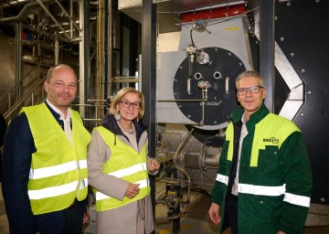 Beim Werksrundgang in der Brauerei Wieselburg (v.l.n.r.): Vorstandsvorsitzender Brau Union Österreich Hans Böhm, Landeshauptfrau Johanna Mikl-Leitner und Braumeister Christian Huber.