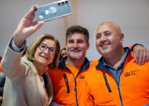 Landeshauptfrau Johanna Mikl-Leitner mit Mitarbeitern des Wirtschaftshofs.