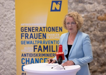 Landesrätin Christiane Teschl-Hofmeister in der Presskonferenz im Anschluss an die Landesfrauenreferentinnen-Konferenz in den Kasematten Wr. Neustadt.