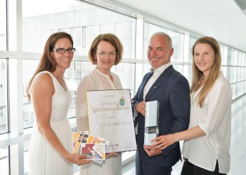 V.l.n.r.: Ursula Hörhan von der Fachstelle NÖ, Jugend-Landesrätin Christiane Teschl-Hofmeister sowie Markus Mader und Denise Hebenstreit von der St. Pöltner Agentur „mgf // Marketing & Kommunikation“ freuen sich über errungenen NÖ Landespreis für beispielhafte Werbung