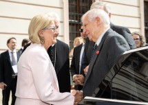 Landeshauptfrau Johanna Mikl-Leitner begrüßt Josep Borrell Fontelles.