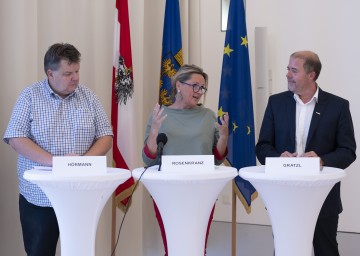 „Politik hört zu“ im Regierungsviertel St. Pölten zum Thema „Lehre“. Im Bild von links nach rechts: Robert Hörmann (AK NÖ), LR Susanne Rosenkranz, Stefan Gratzl (WK NÖ).