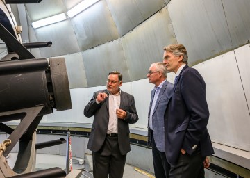 Beim Spiegelteleskop im Leopold Figl Obersvatorium (v.l.n.r.): Universitätsprofessor Werner Zeilinger, LH-Stellvertreter Stephan Pernkopf und Rektor der Universität Wien Sebastian Schütze.