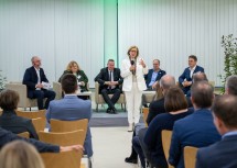 Landeshauptfrau Johanna Mikl-Leitner bei der Podiumsdiskussion mit Moderator Stefan Zach, Erika Wagner vom Institut für Umweltrecht der JKU, Umweltanwalt Thomas Hansmann, Gábor Wichmann von Birdlife Österreich sowie Unternehmer und Wirtschaftskammer-Vertreter Florian Hengl.