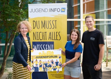 (v.l.n.r.): Jugend-Landesrätin Christiane Teschl-Hofmeister mit Tamara Sedlmaier und Lukas Schneider von der Jugend:info NÖ