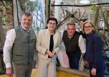 Vor dem großen Indoorspielplatz: Stadtrat Johann Kogler, LEADER Region Moststraße-Obfrau Michaela Hinterholzer, Bürgermeister Lukas Michlmayr und Landeshauptfrau Johanna Mikl-Leitner.