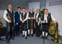 Landeshauptfrau Johanna Mikl-Leitner und Bürgermeister Manuel Aichberger mit der Stadtkapelle Lilienfeld, die die Eröffnung musikalisch gestalteten.